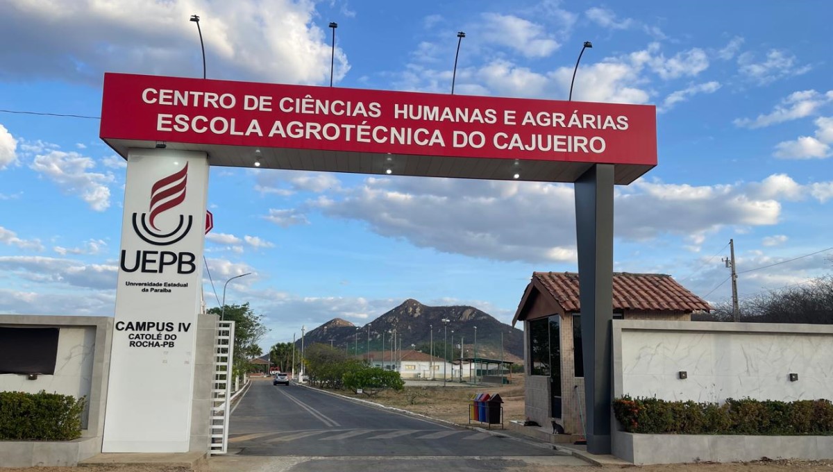 Entrada do campus da UEPB, com arco de acesso e área verde ao fundo