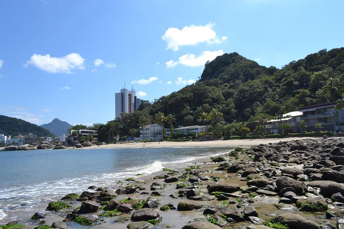 É uma imagem do post com o título Concurso Prefeitura de Matinhos PR abre 57 vagas com salários até R$ 20.330