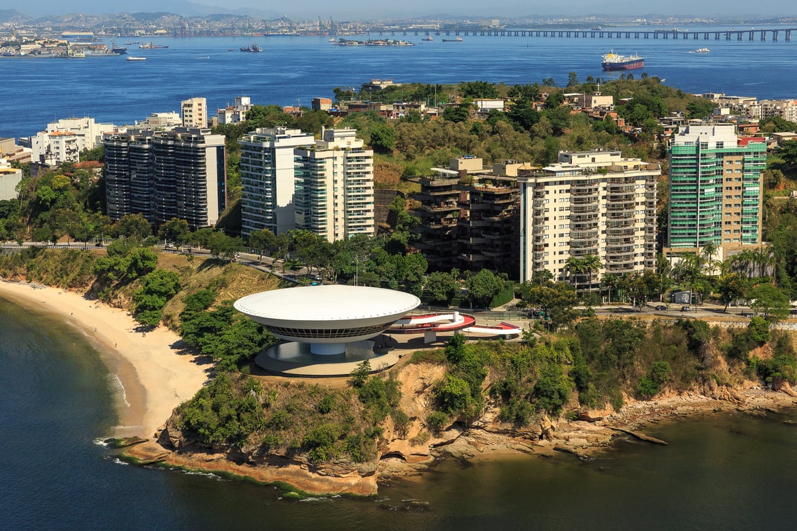 Vista panorâmica de Niterói com o MAC ao entardecer
