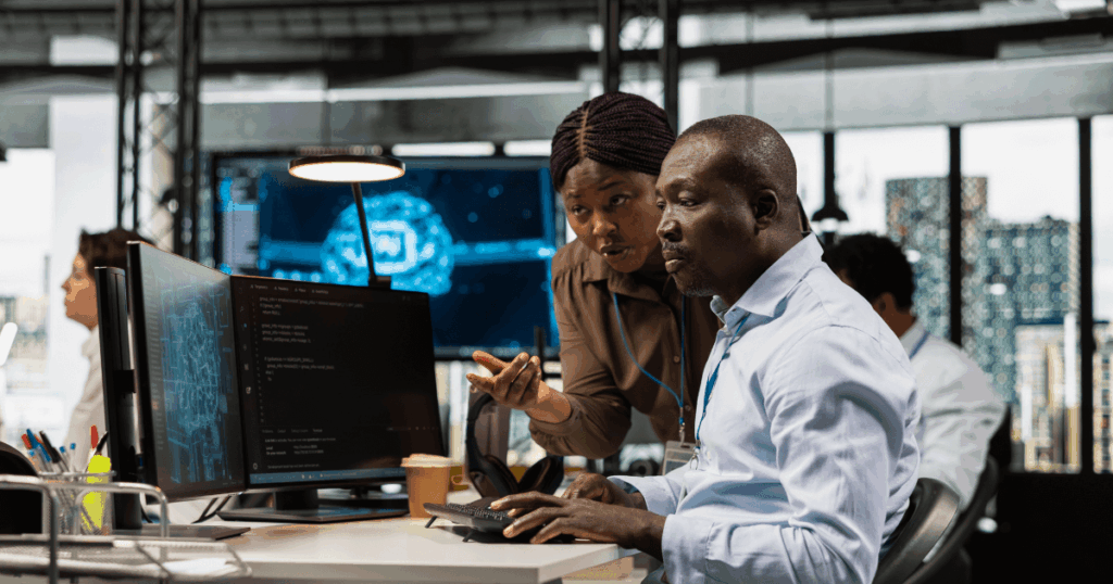 Profissionais de TI colaborando em escritório moderno no setor público