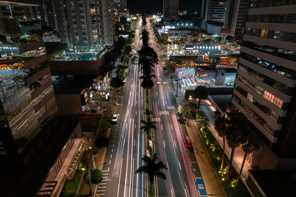 Vista urbana noturna de Luziânia (GO), com vias iluminadas