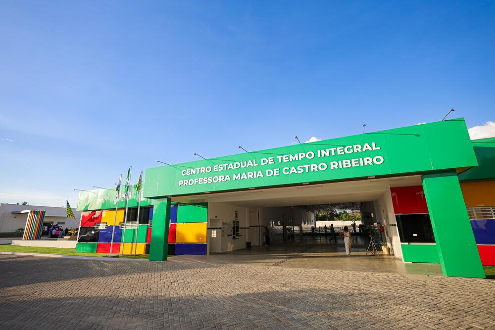 Fachada de escola técnica estadual no interior paulista, com bandeiras hasteadas e estudantes chegando pela manhã; imagem ilustrativa