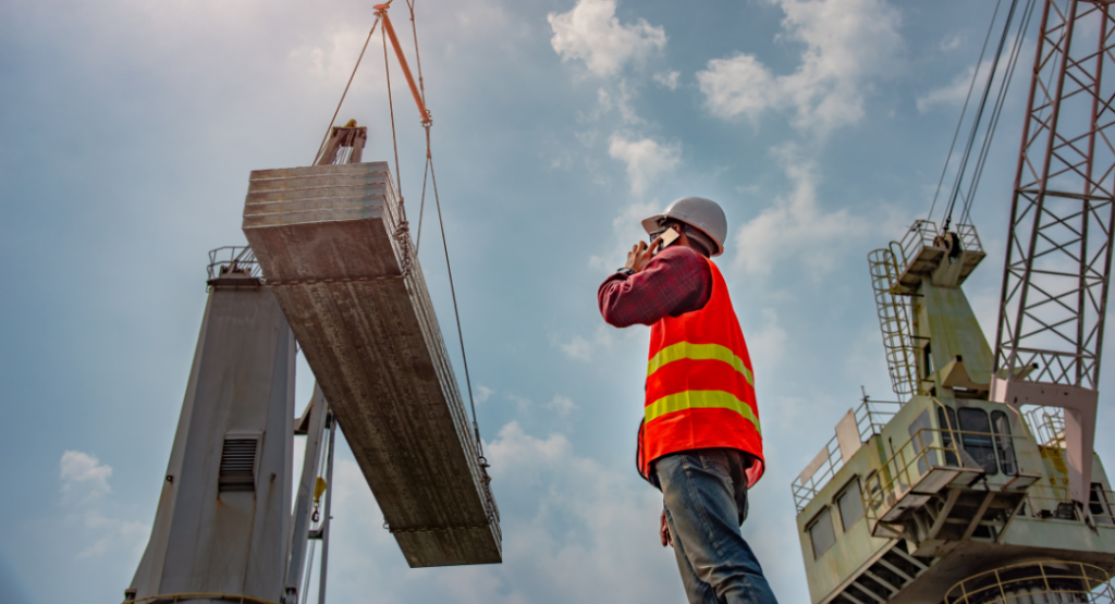 Engenheiro civil fiscaliza obra pública