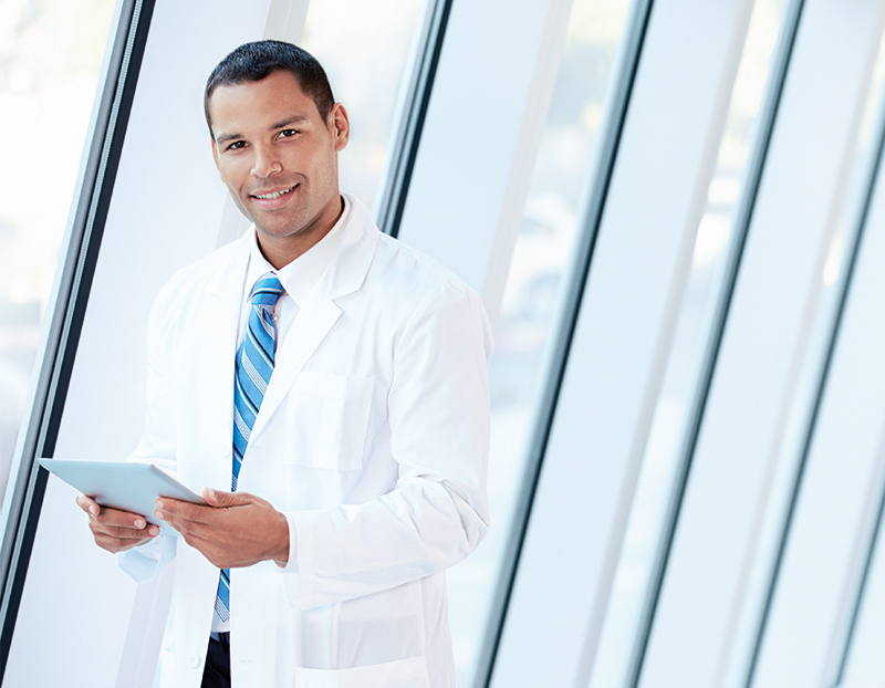 Profissional de saúde com tablet em ambiente hospitalar moderno