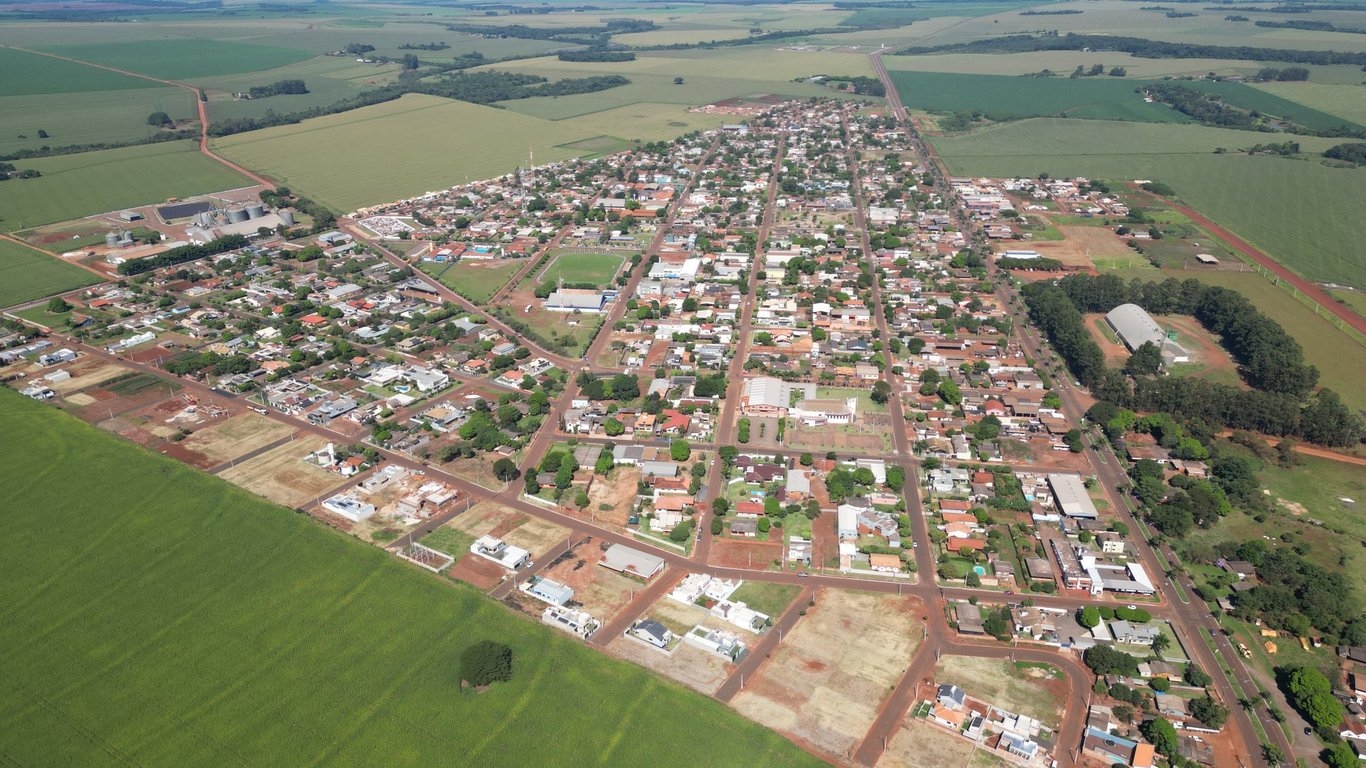 Vista aérea de Laguna Carapã MS, com traçado urbano e prédios públicos ao fundo