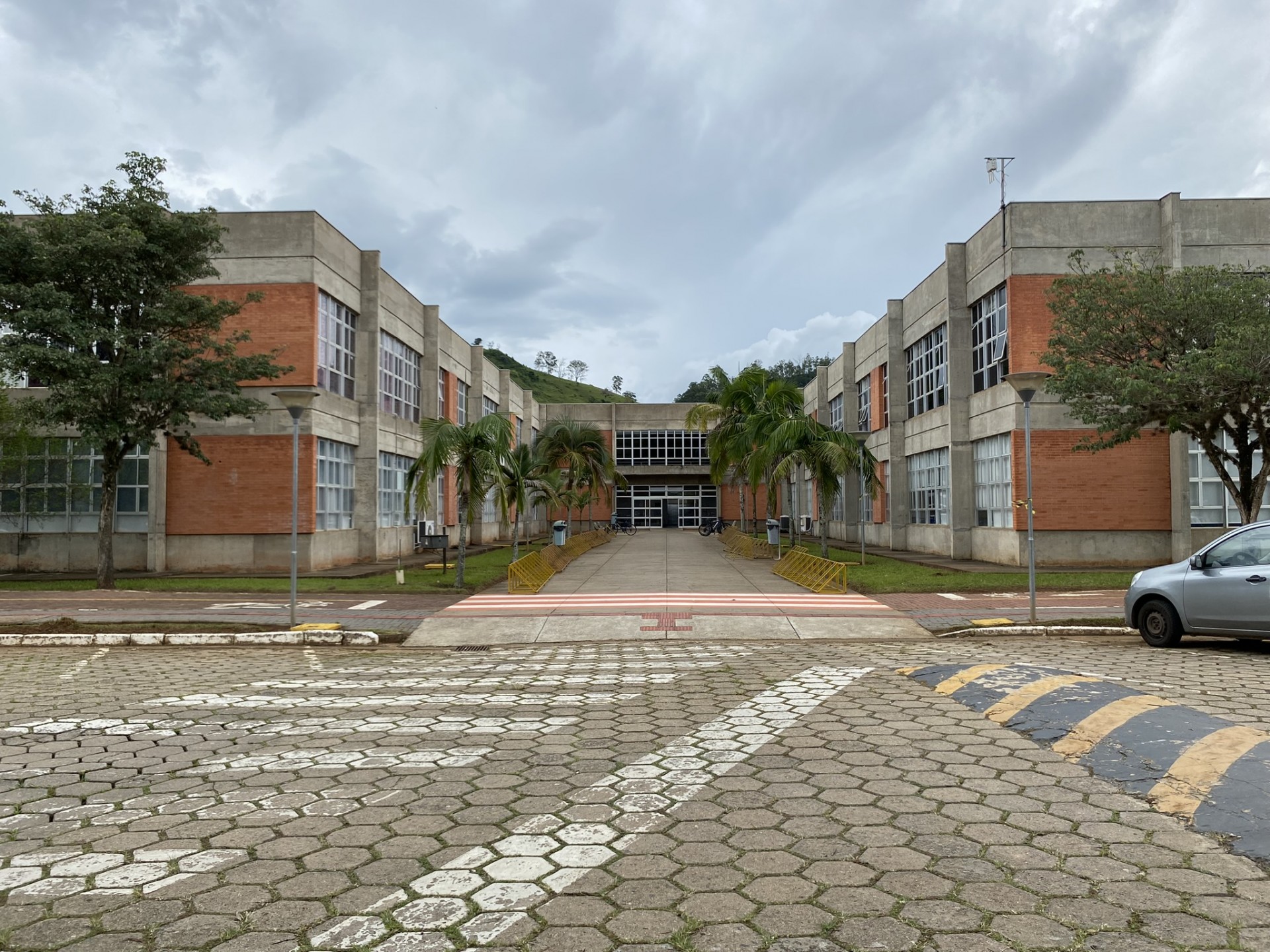 Campus da UNIFEI em Itajubá MG, com prédios acadêmicos e áreas verdes
