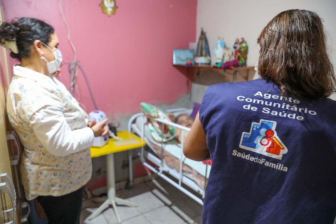 Agentes de saúde em atendimento domiciliar no Brasil