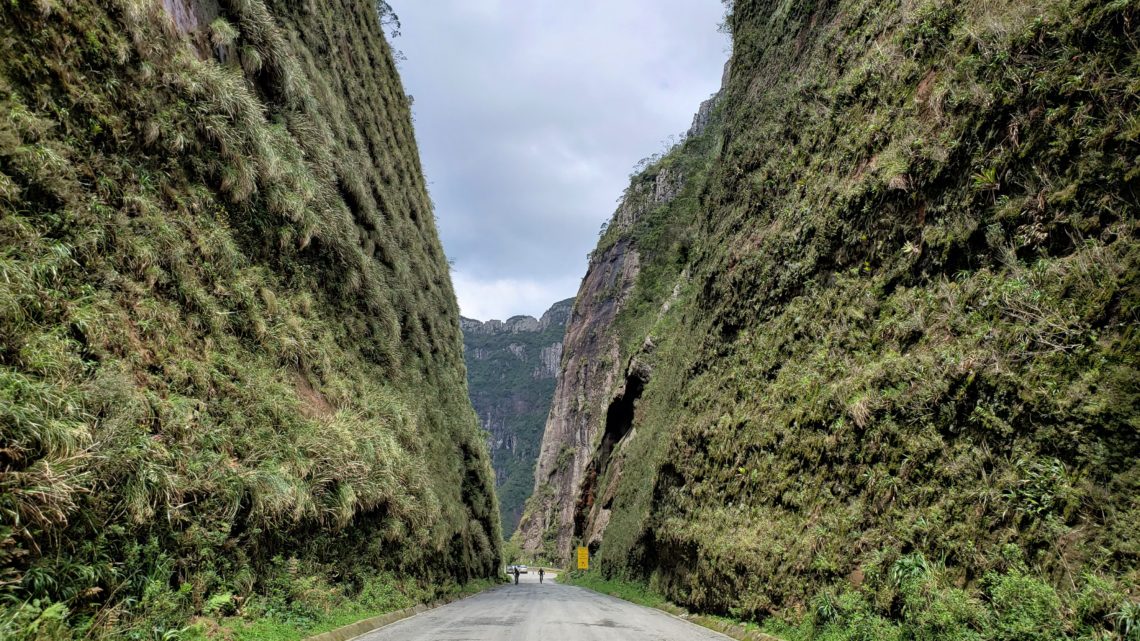 Serra do Corvo Branco em Grão-Pará SC, com paredões de rocha e estrada em curva