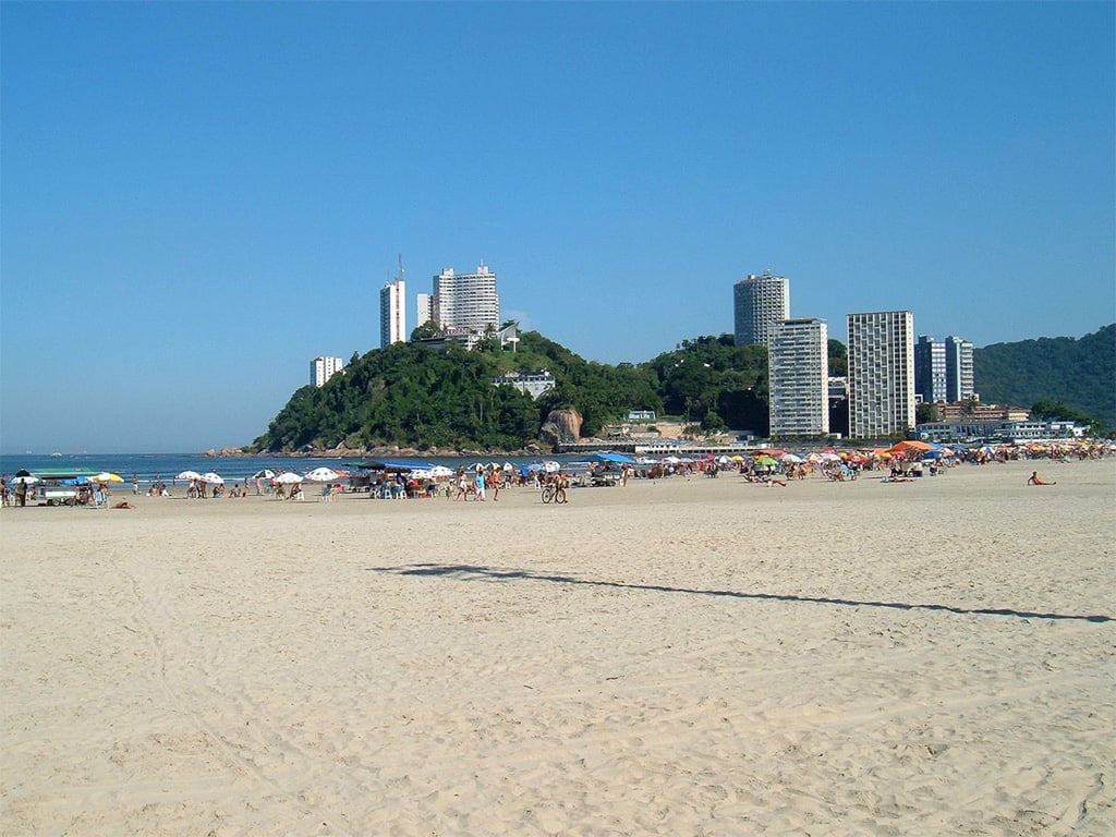 Vista aérea do litoral de São Vicente SP, com praia urbana e edifícios ao fundo