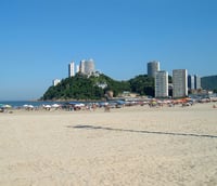 Vista aérea do litoral de São Vicente SP, com praia urbana e edifícios ao fundo