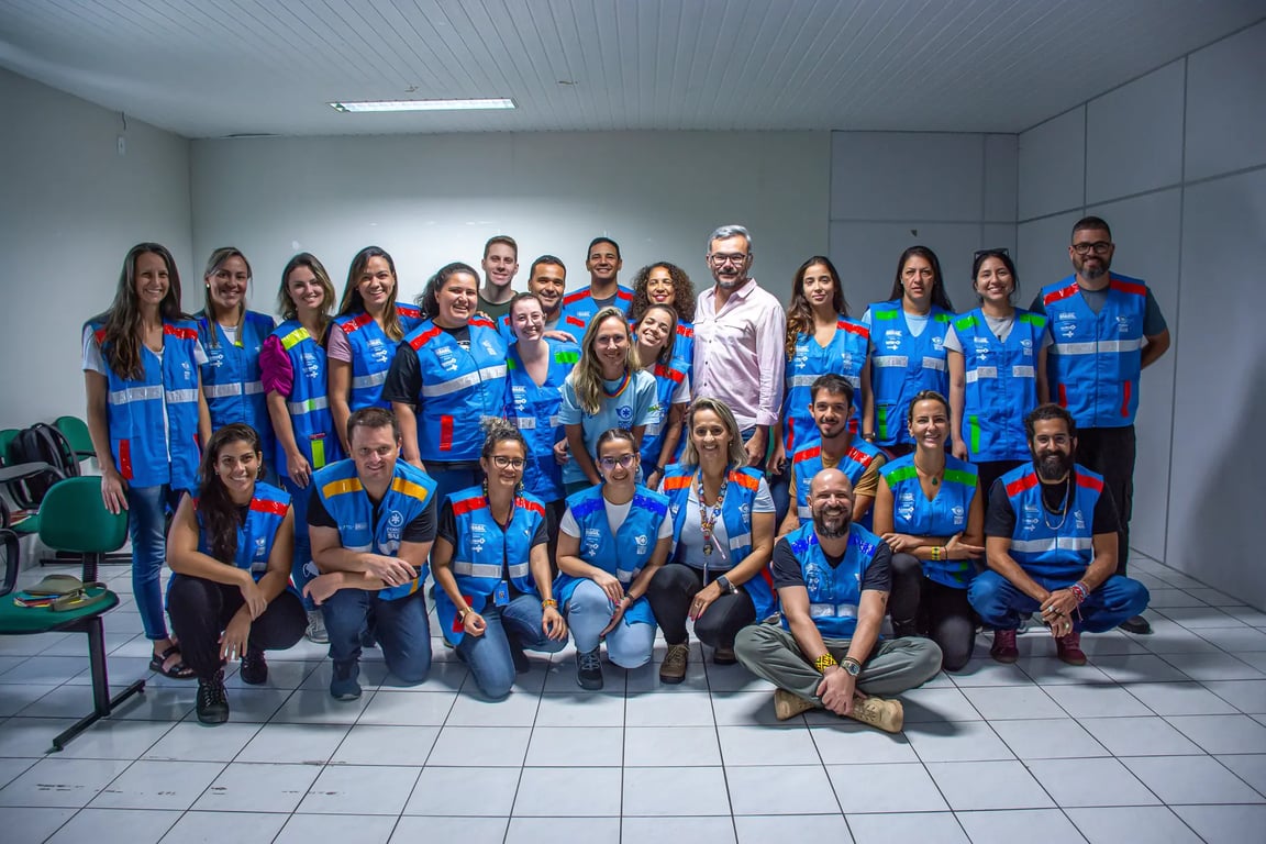Equipe multiprofissional de saúde em atendimento a população indígena no Sul do Brasil