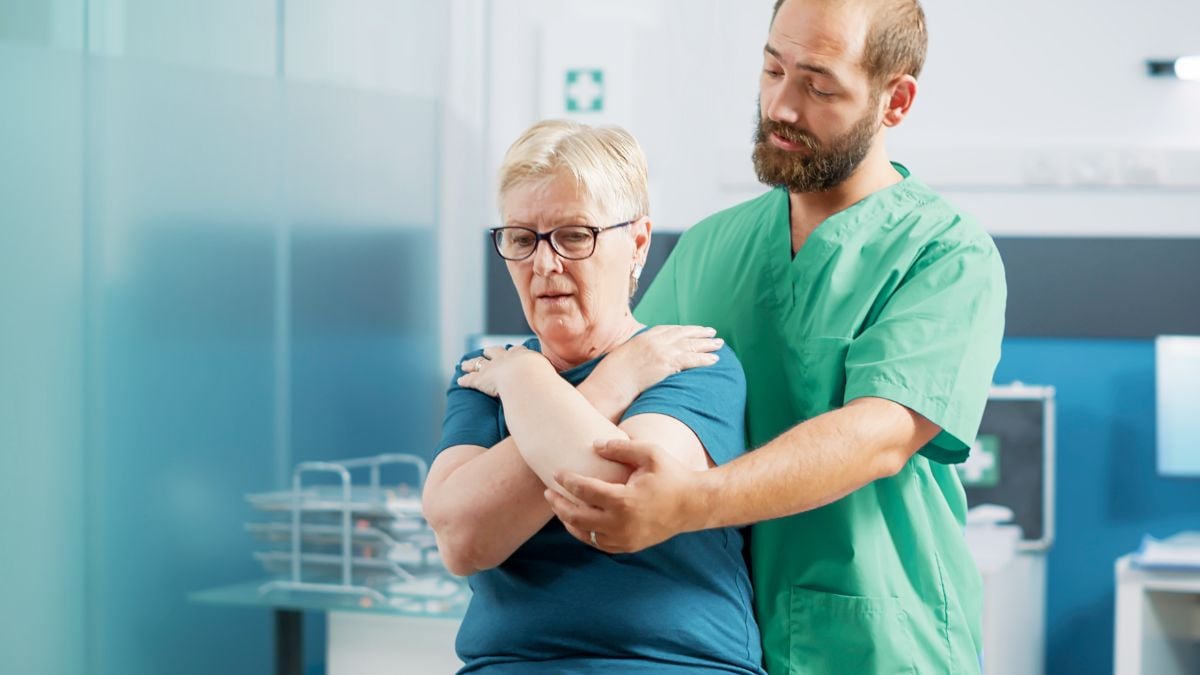 Atendimento de fisioterapia em ambiente clínico, com foco em reabilitação e cuidado humano