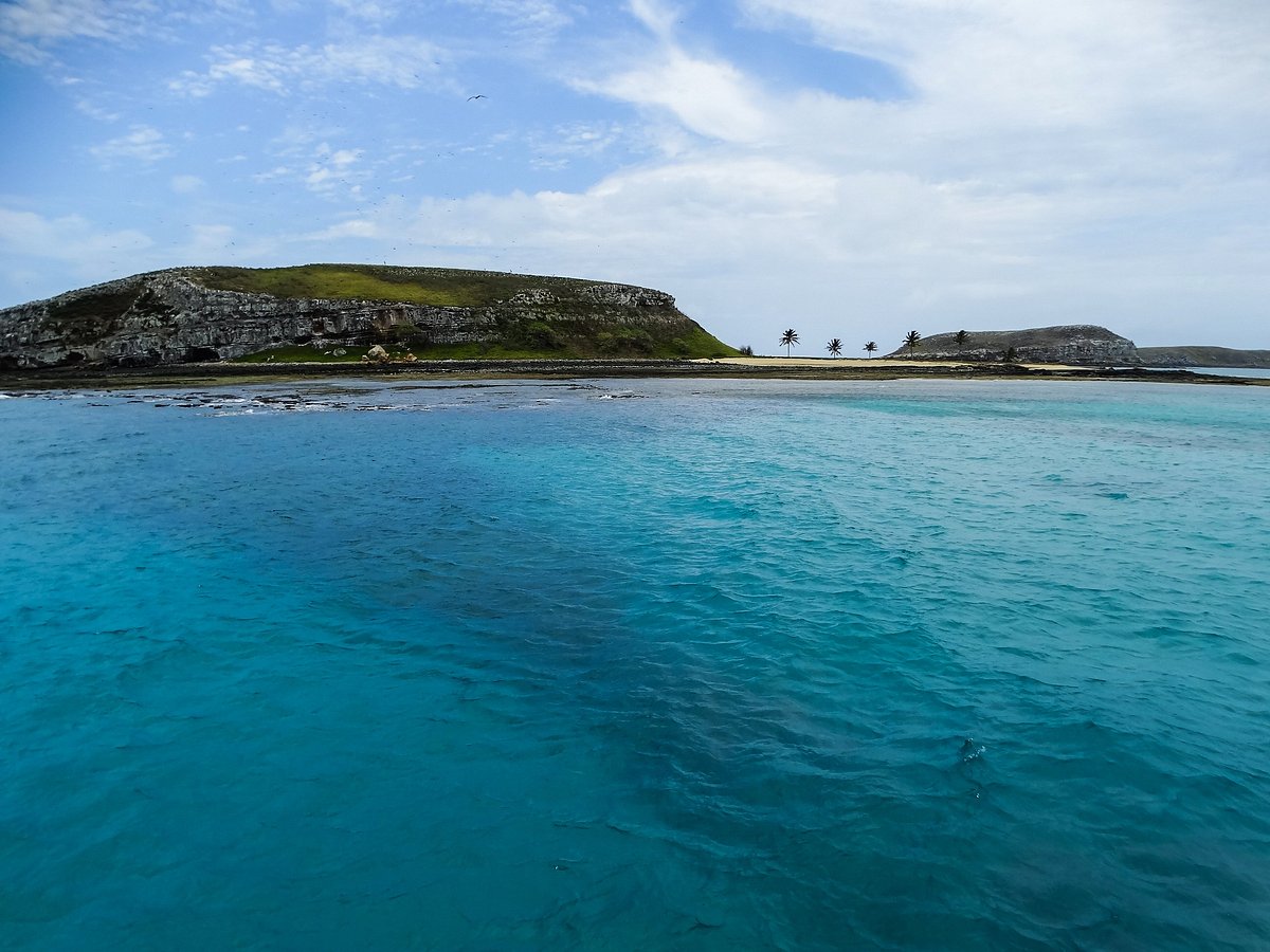 Vista aérea do Arquipélago dos Abrolhos, com águas turquesa e recifes, na costa da Bahia
