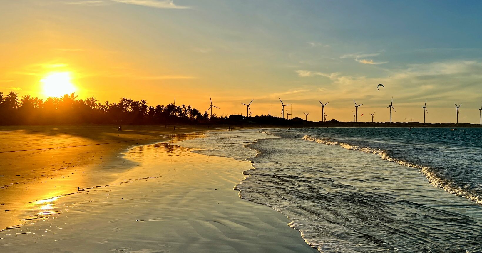 Entardecer em Icaraí de Amontada, com dunas, mar e kitesurf ao fundo