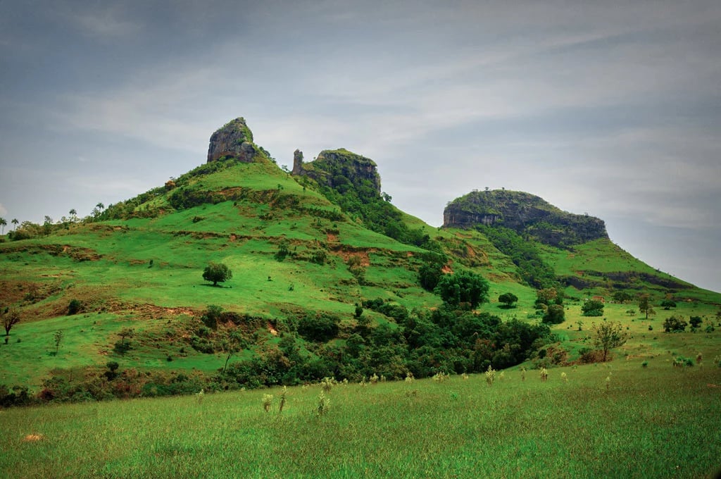 Paisagem da Cuesta de Botucatu, com vegetação e formações rochosas ao entardecer