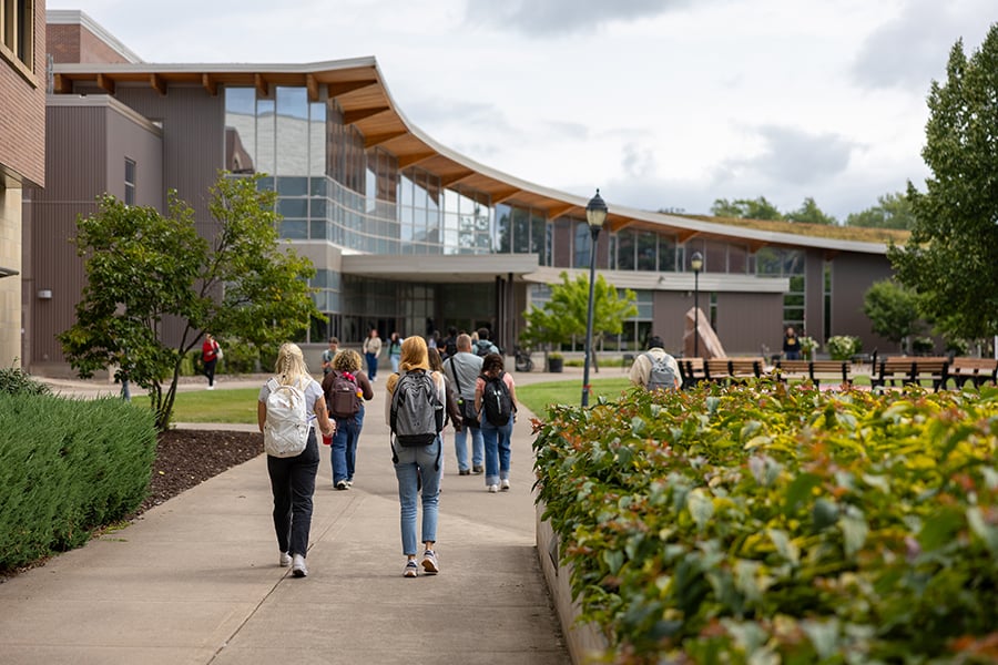 Estudantes em corredor de campus universitário moderno