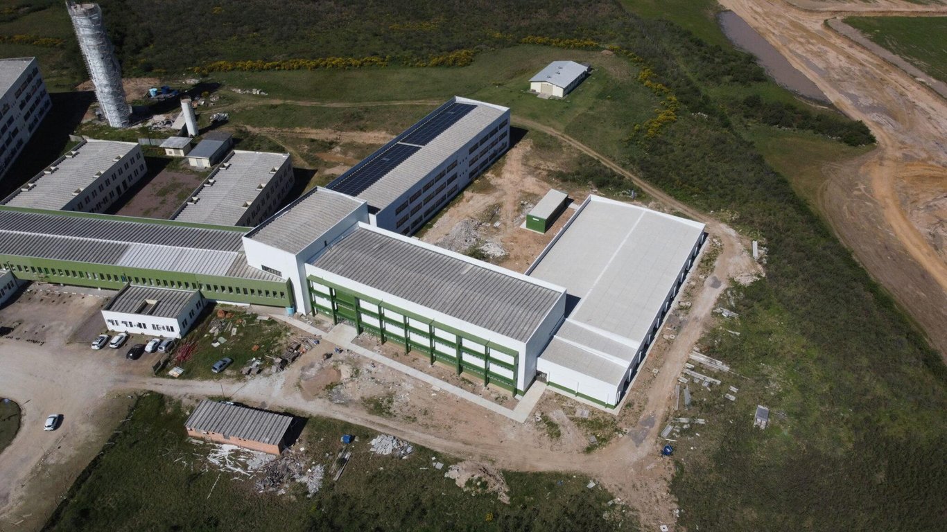 Vista aérea de campus universitário da Unipampa, com arquitetura moderna e áreas verdes ao redor