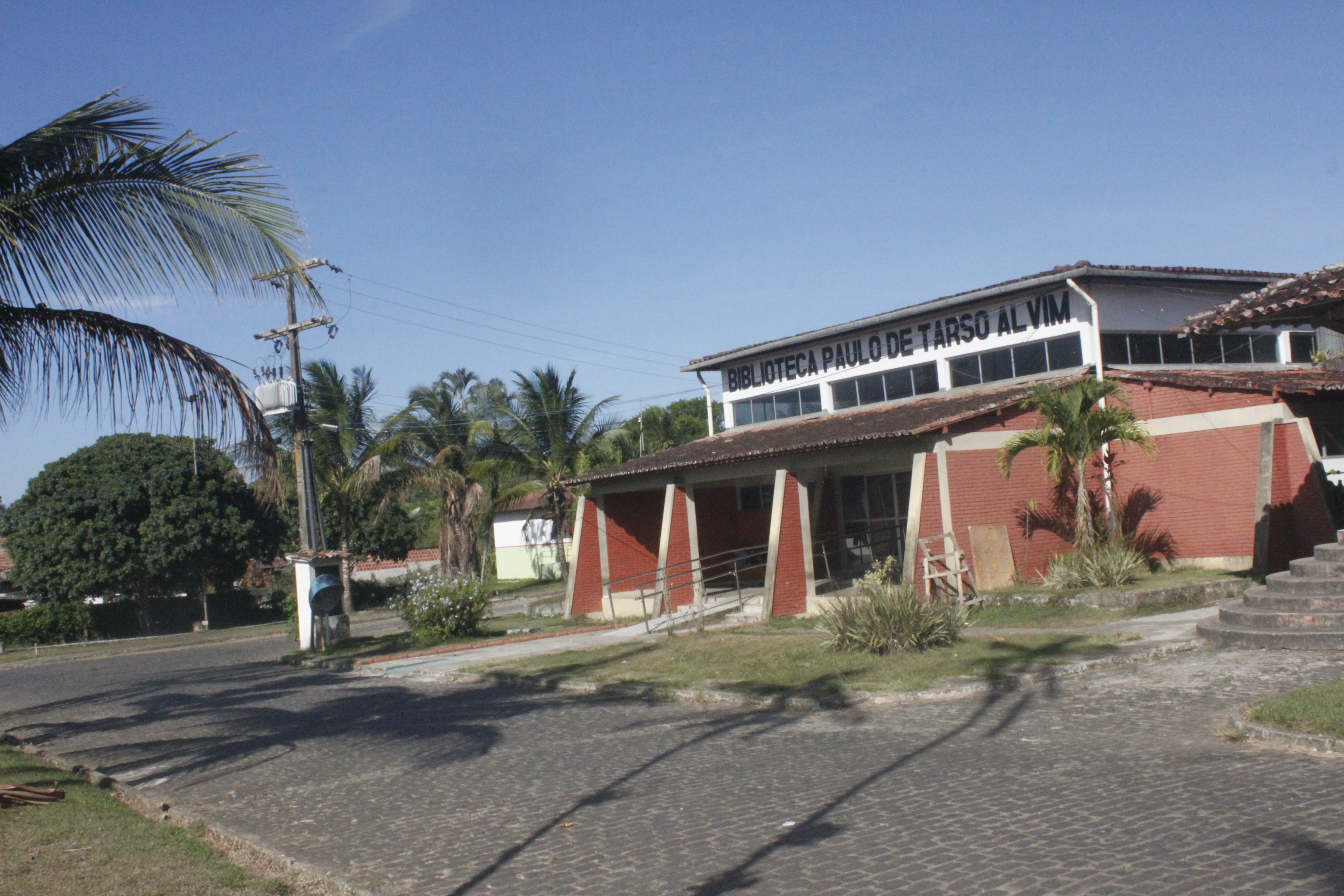 Entrada de campus do IF Baiano com área de convivência e vegetação