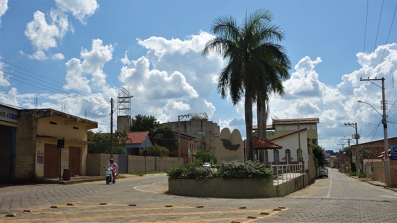 Vista urbana de Boa Esperança ES, com áreas verdes e céu parcialmente nublado