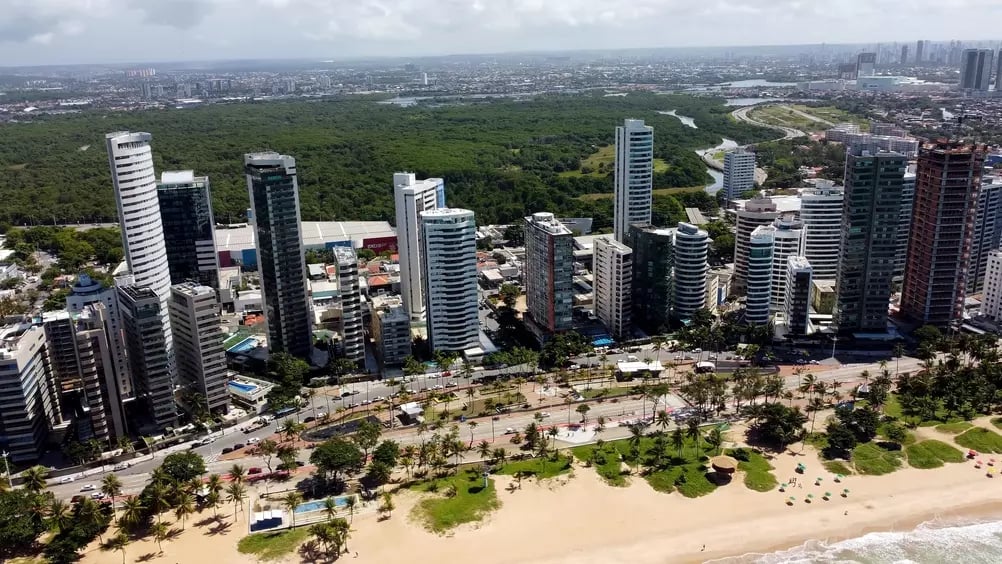 Skyline de Recife com os rios Capibaribe e Beberibe em dia claro