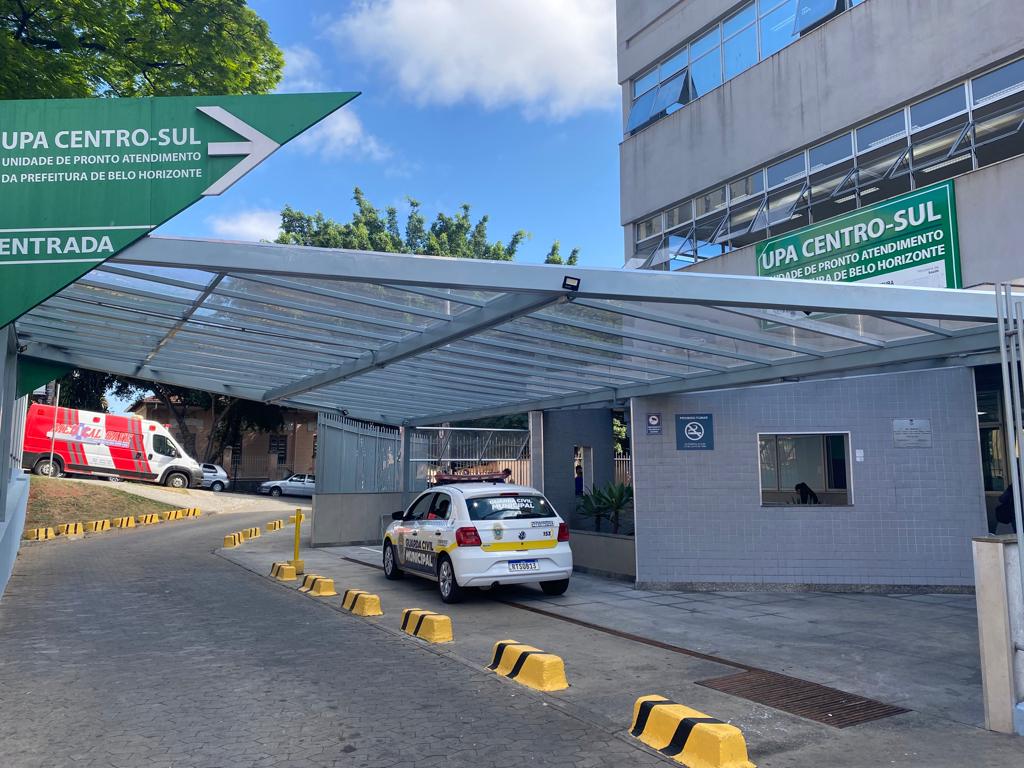Fachada de unidade de saúde pública em Belo Horizonte, com ambulâncias na área externa; imagem ilustrativa de contexto hospitalar de urgência