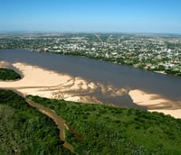 Vista aérea de cidade ribeirinha na região do Vale do Guaporé, em Pimenteiras do Oeste RO.
