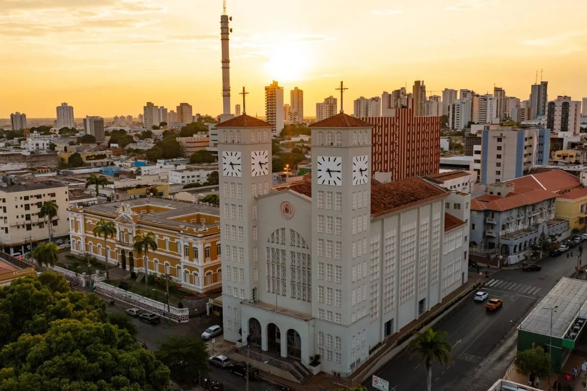 Vista aérea de Cuiabá ao pôr do sol