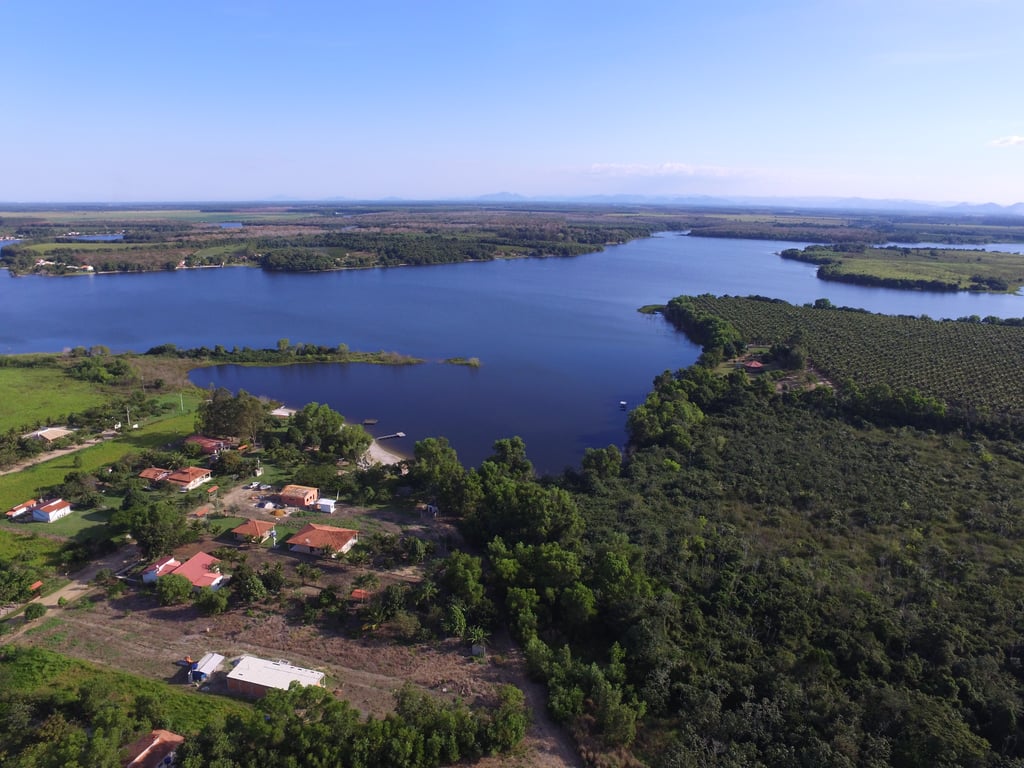 Vista aérea de Linhares, com lagoas e vegetação ao redor