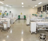 Equipe multidisciplinar em ambiente hospitalar, simbolizando o reforço assistencial.