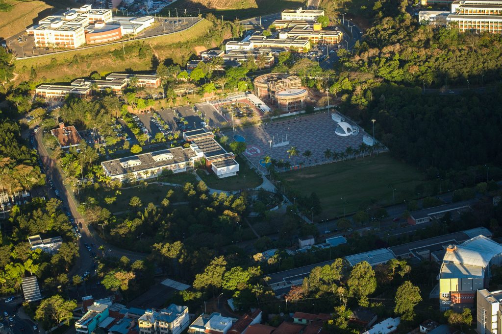 Vista aérea do campus da Universidade Federal de Juiz de Fora, com prédios e áreas verdes