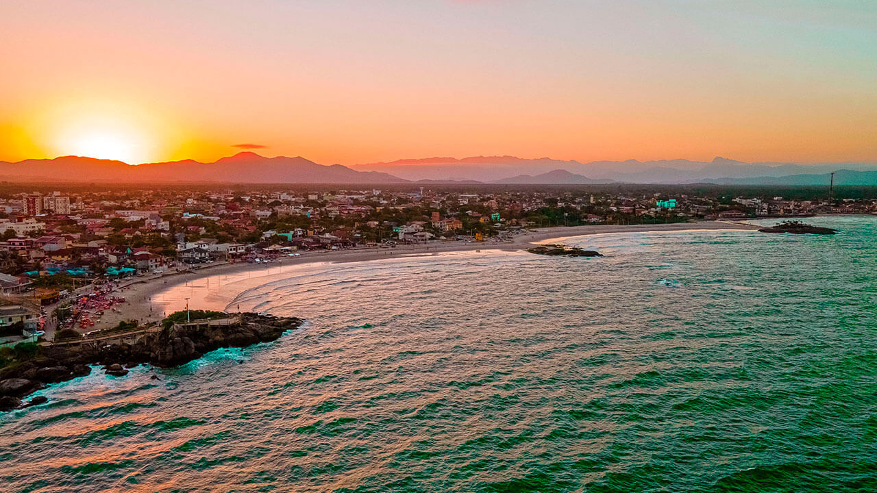 Orla de Itapoá ao entardecer