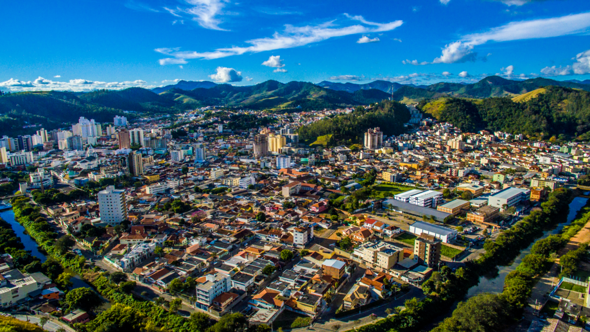 Vista aérea de Itajubá MG com a Serra da Mantiqueira ao fundo