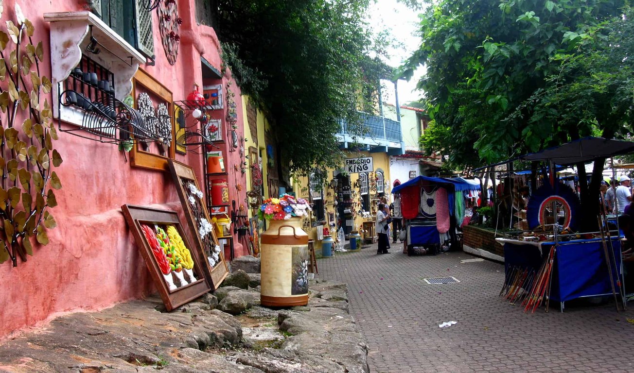 Centro histórico de Embu das Artes com feira de artesanato