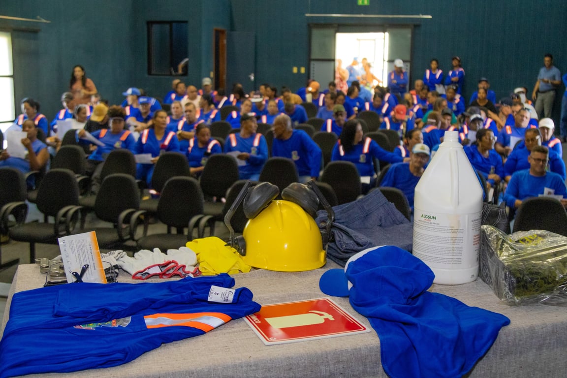 Trabalhadores de serviços urbanos em atividade (imagem ilustrativa)