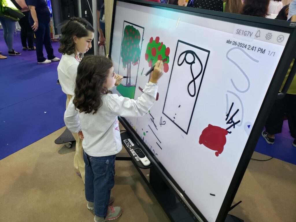 Sala de aula moderna com professor, alunos em atividade e lousa digital