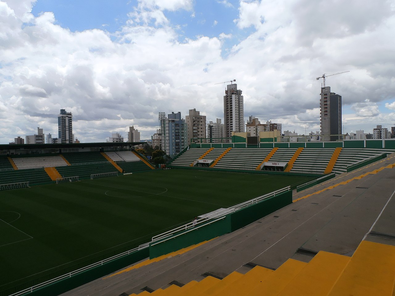 Vista aérea da Arena Condá e entorno urbano de Chapecó SC