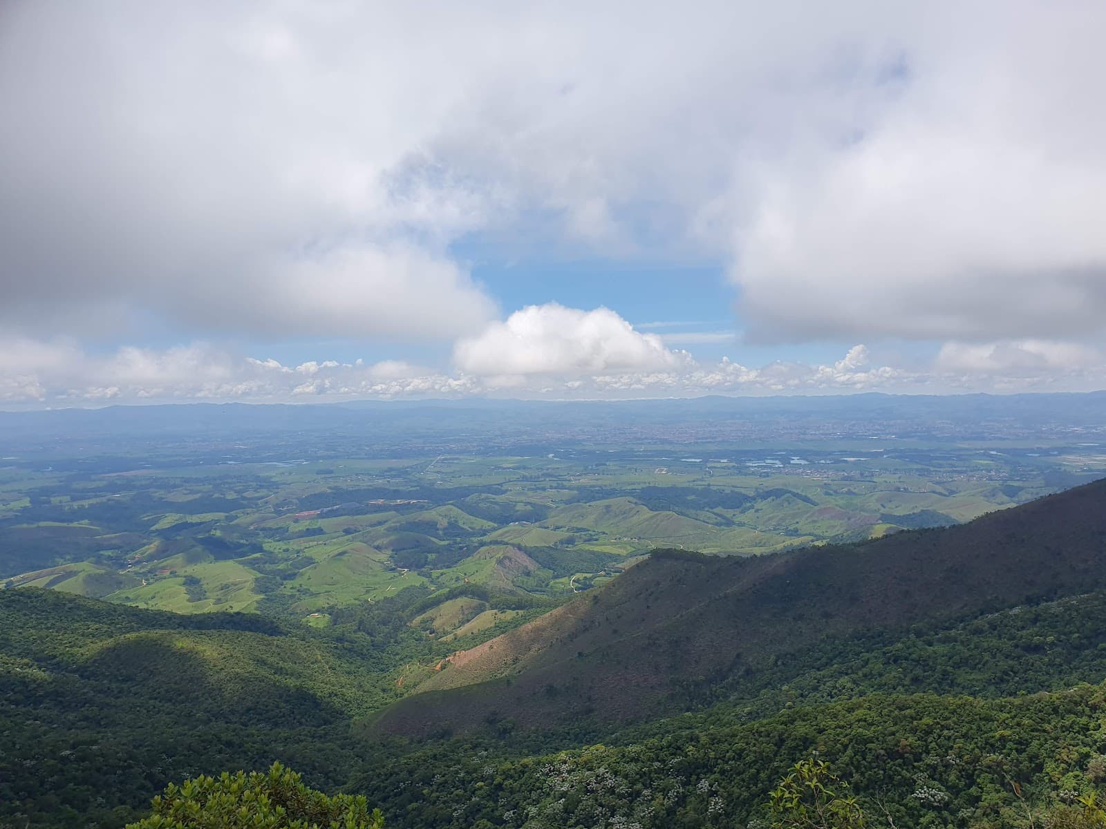 Panorâmica do Vale do Paraíba com a Serra da Mantiqueira ao fundo, fim de tarde com luz dourada
