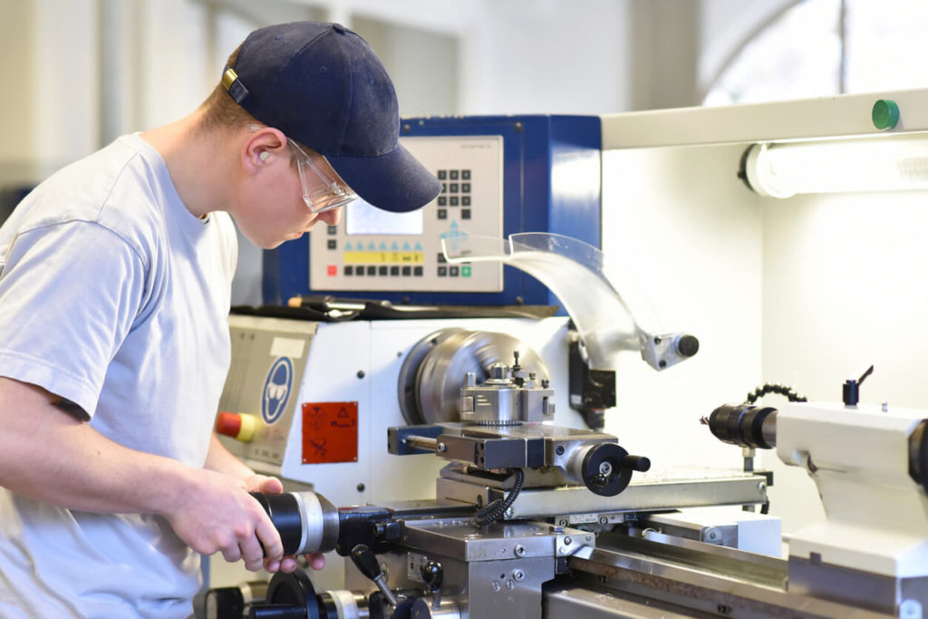 Técnico de manutenção industrial operando equipamento em planta