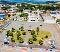 Centro de Ponte Alta SC, com igreja e praças em destaque (Foto: Expedia).