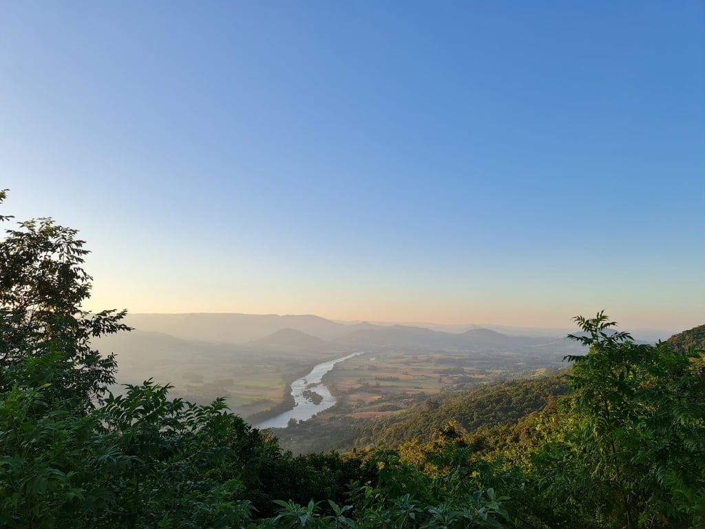 Paisagem de Arroio do Meio (RS), com rio e morros ao fundo