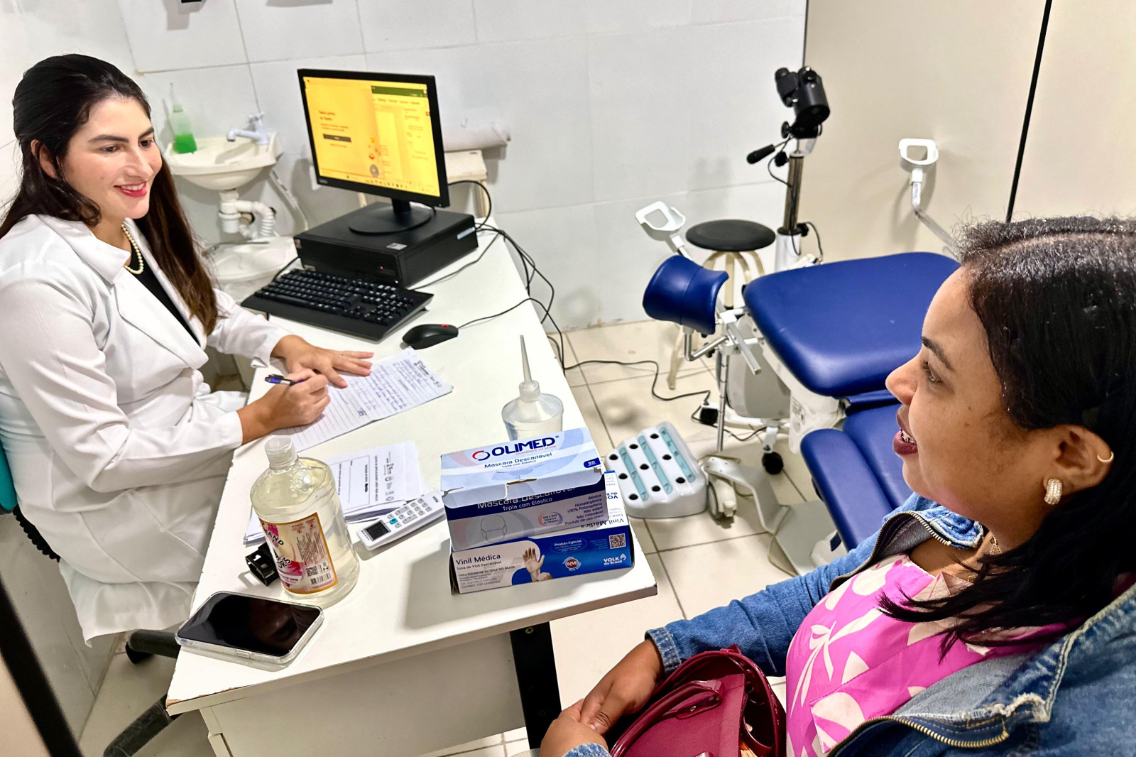 Atendimento de saúde da mulher em consultório, imagem ilustrativa da atuação em ginecologia