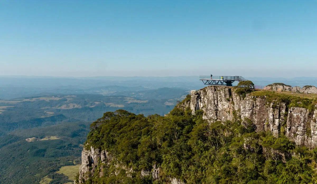 Vista panorâmica da Serra Catarinense, com montanhas e vales ao entardecer