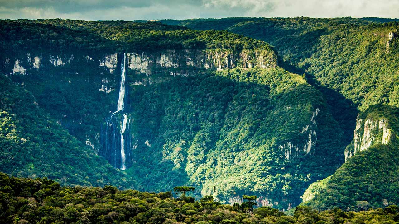 Paisagem natural em Maquiné RS, com montanhas e cachoeira, no Vale do Rio Maquiné