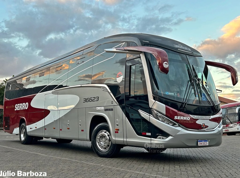 Ônibus em rodovia brasileira, referência à atuação de motorista CNH D
