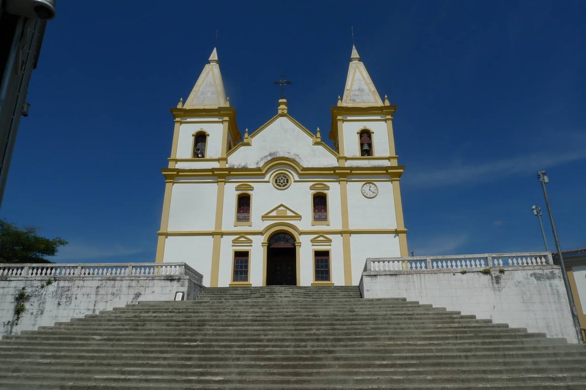 Igreja e paisagem típica de Minas Gerais, referência à rota da Estrada Real