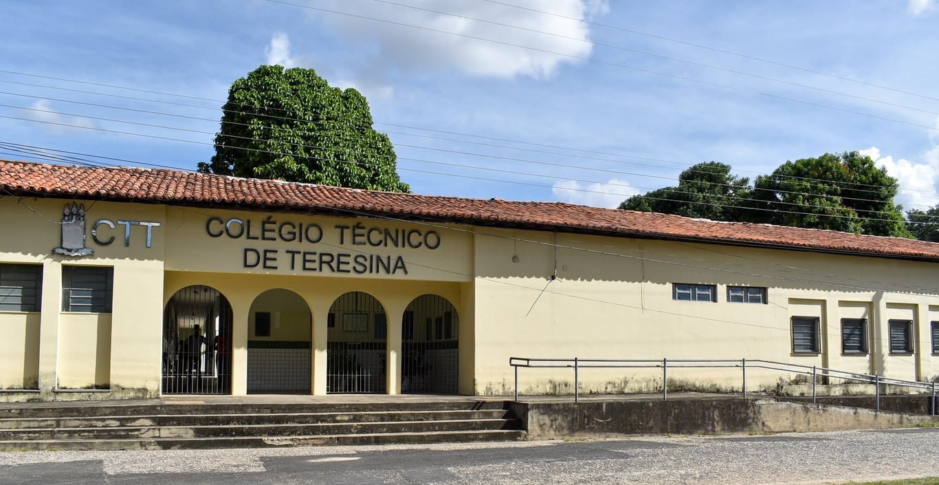 Entrada do Colégio Técnico da UFPI em Teresina, representando a rede de colégios técnicos da instituição