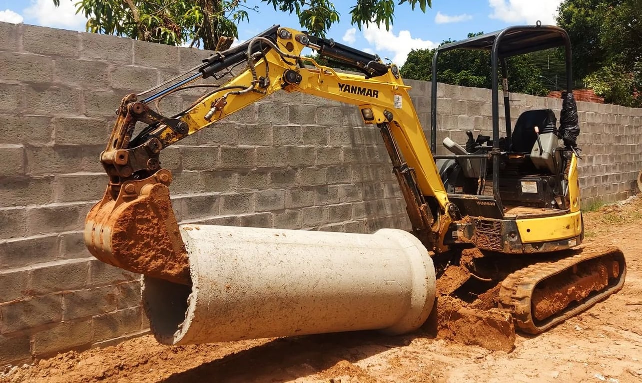 Retroescavadeira em manutenção urbana