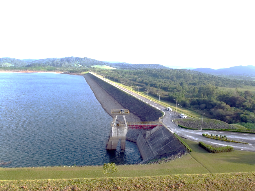 Vista panorâmica do Rio Paraná com a Usina Hidrelétrica de Ilha Solteira ao fundo