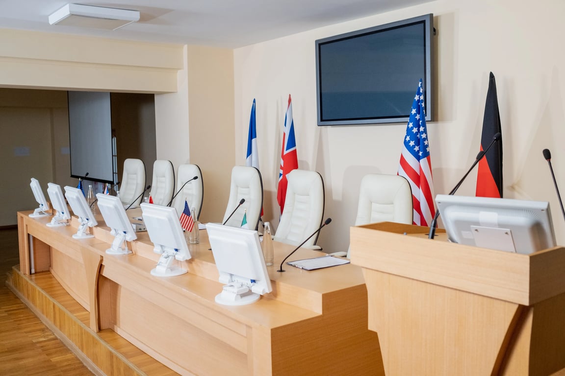 Ambiente de câmara legislativa preparado para sessão