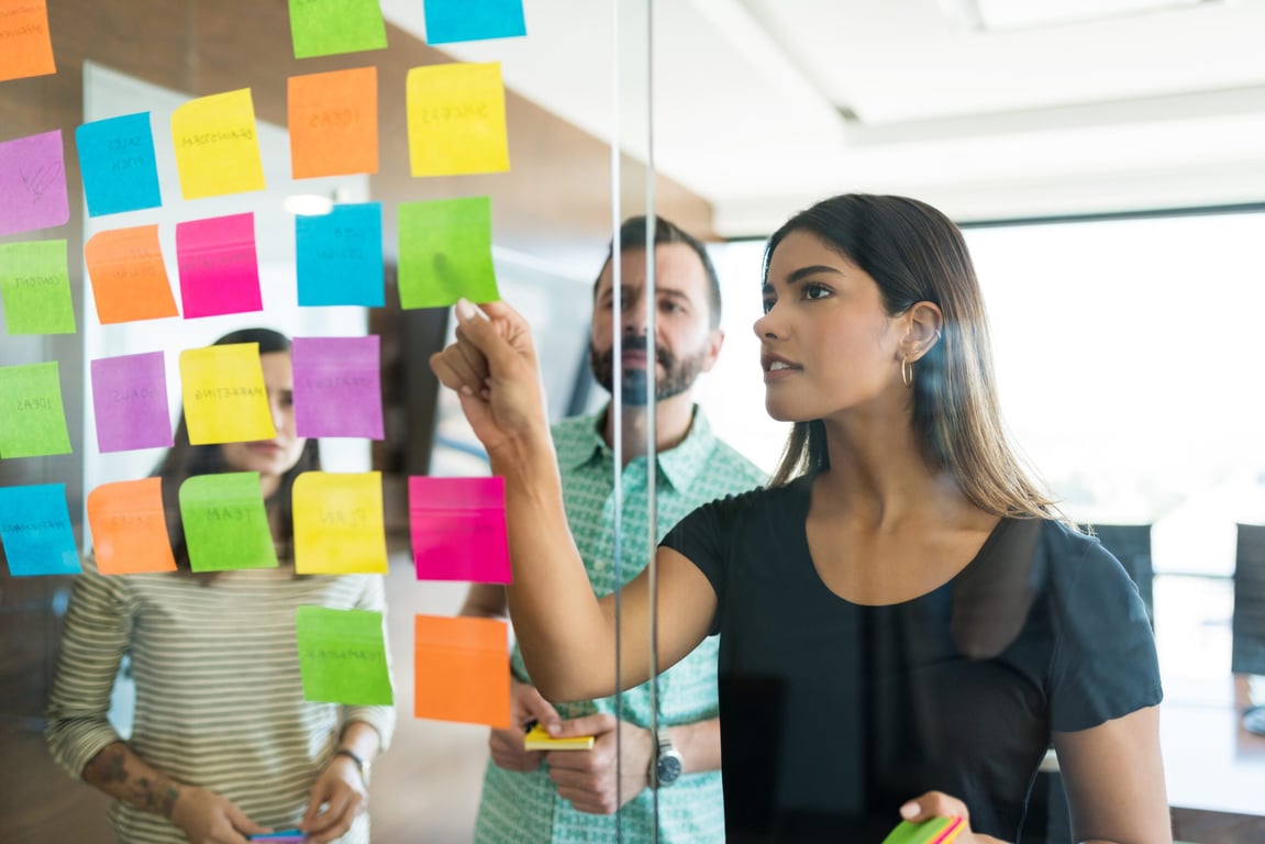 Cenário de escritório com colaboração e notas em post-its, conceito de gestão pública e tecnologia